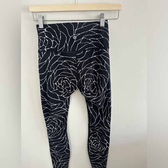Lululemon wunder under high rise tight radiate rose black and white size 4 - Picture 2 of 5